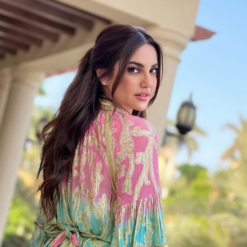 تسريحة النصف رفعة بأسلوب ذيل الحصان