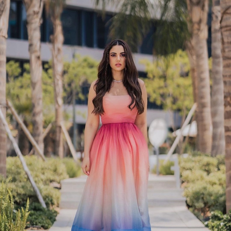 إطلالات بألوان زاهية للصبايا من وحي درة زروق