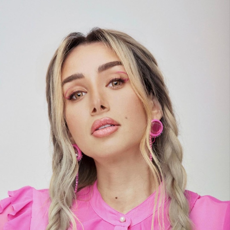 مكياج وردي موضة صيف 2022 بأسلوب هنا الزاهد بأحدث إطلالاتها.