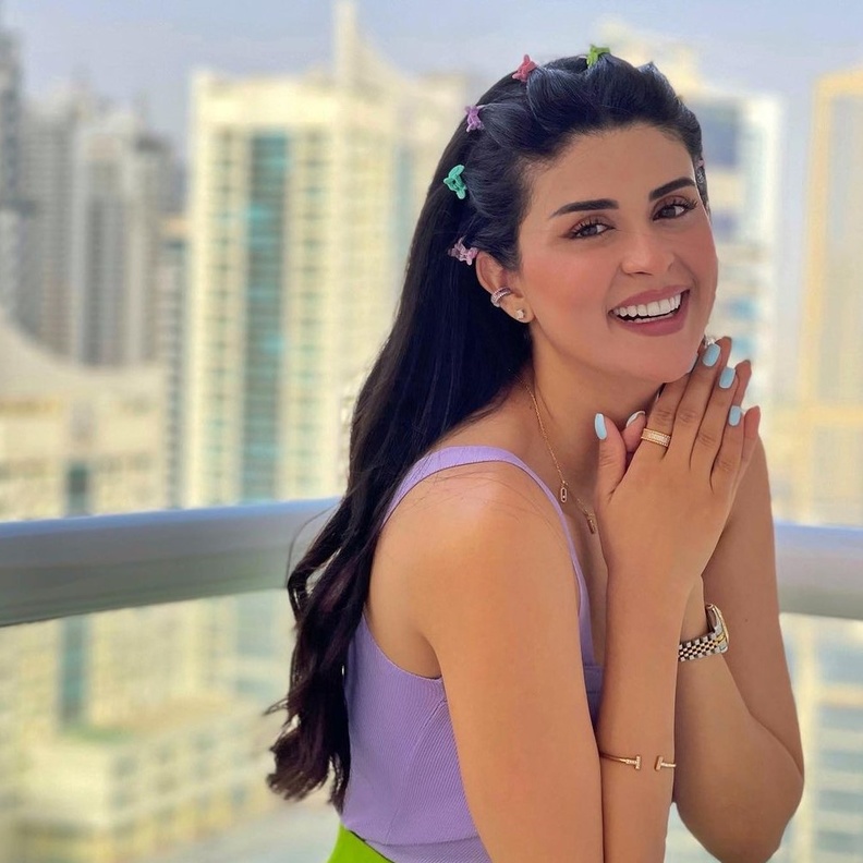 أحدث إطلالات جمالية تناسب إجازة الصيف استوحيها من نجمات المغرب