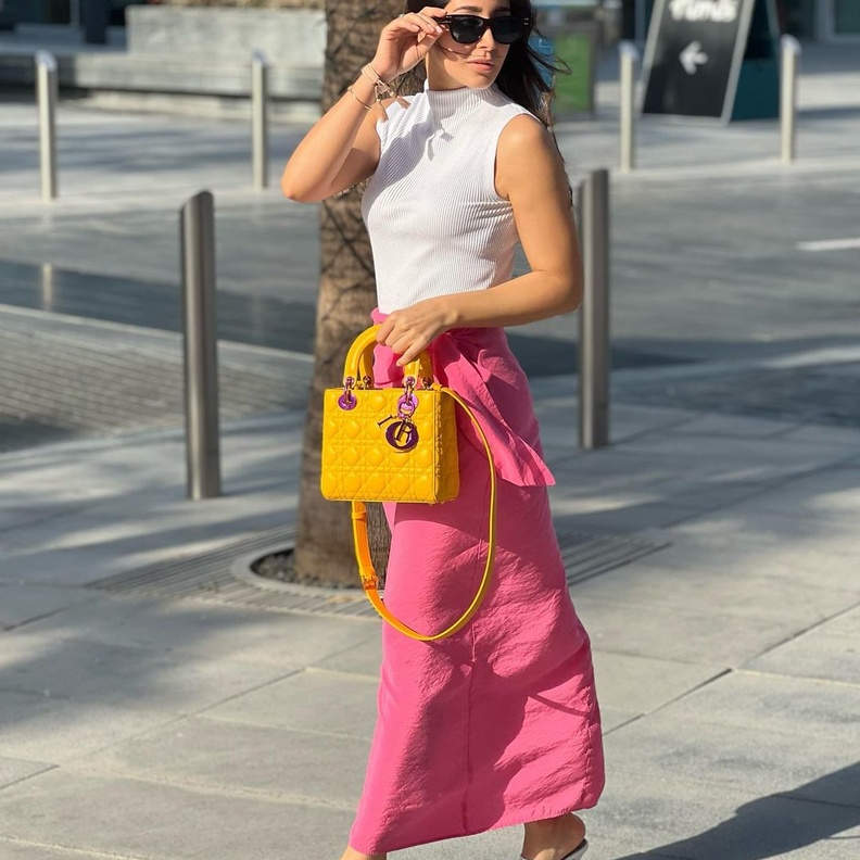 طرق تنسيق الألوان الجريئة في إطلالة واحدة من وحي أسيل عمران