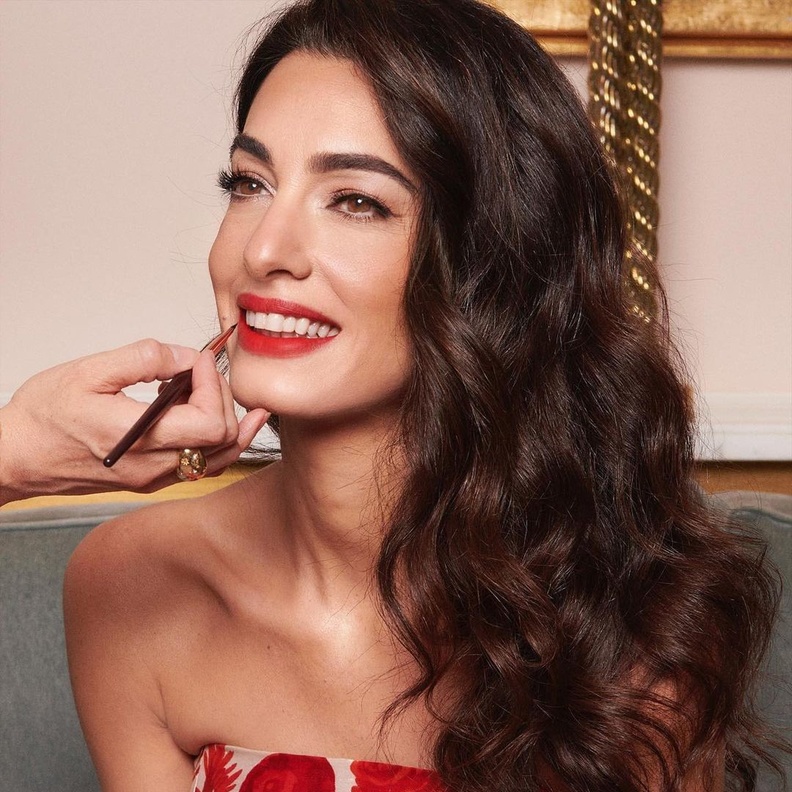 تعلّمي خطوات مكياج أمل كلوني للعيون المبطنة وأحمر الشفاه القوي