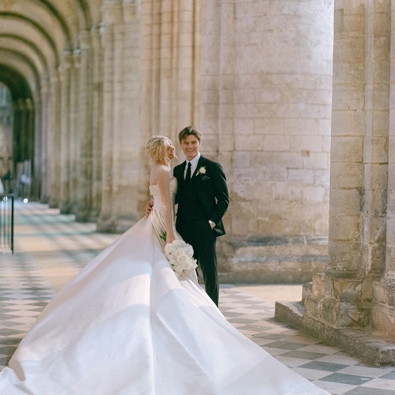 شاهدوا صور زفاف المغنية والممثلة البريطانية بيكسي لوت