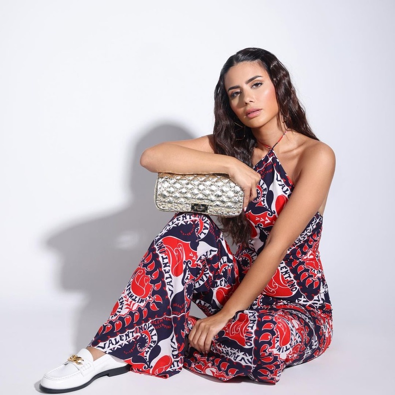 أفكار لتنسيق حقائب اليد الميتالك من وحي ديما الأسدي