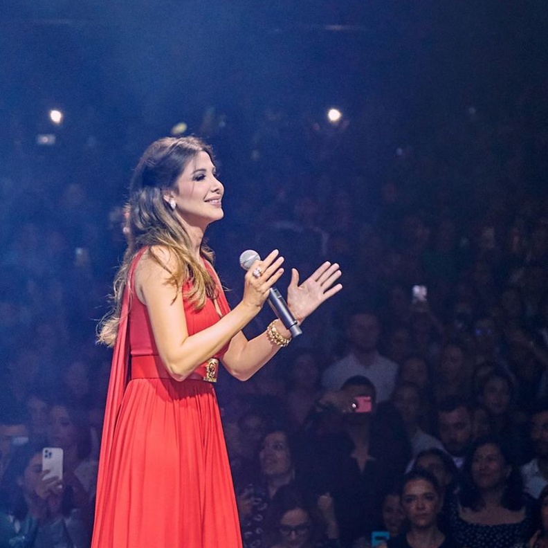 إطلالة نانسي جرم باللّون الأحمر من إيلي صعب في حفلها في الأولمبيا هول في باريس