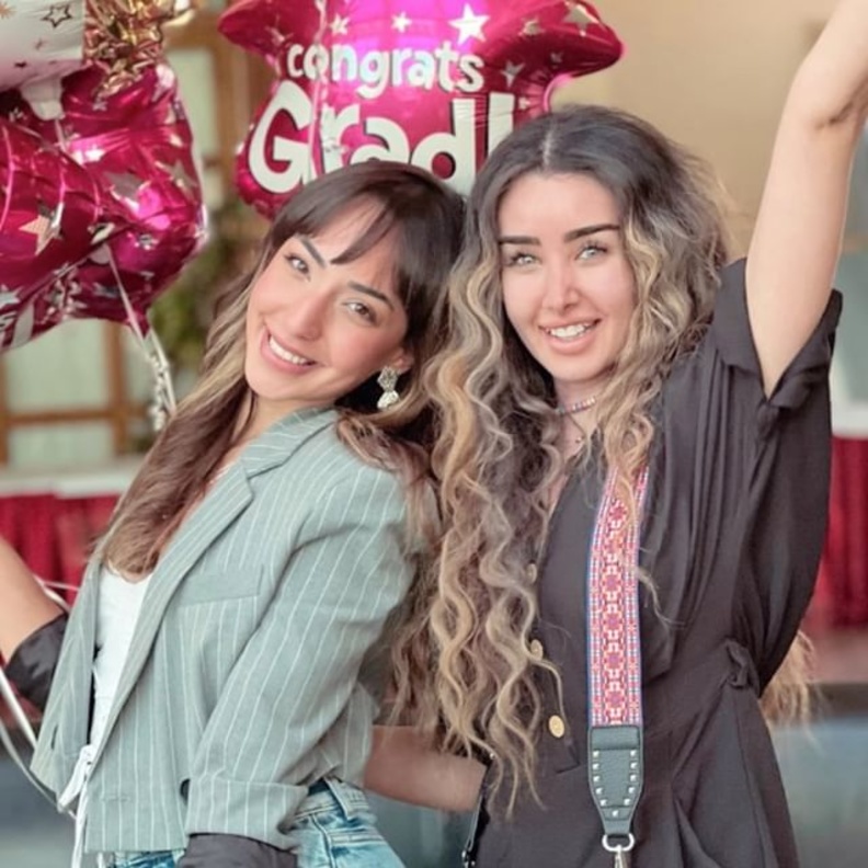 هنا الزاهد وشقيقتها