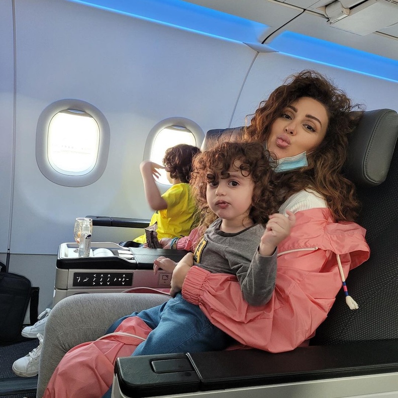 "بين الطائرة وشاطئ البحر" ..ميريام فارس ترصد بالصور أجمل لحظاتها الصيفية مع طفيلها