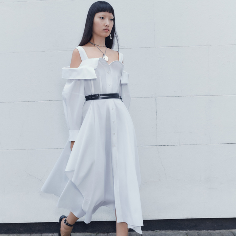  رحلة الابتكار مع تشكيلة ALEXANDER MCQUEEN لموسم ما قبل خريف وشتاء 2022