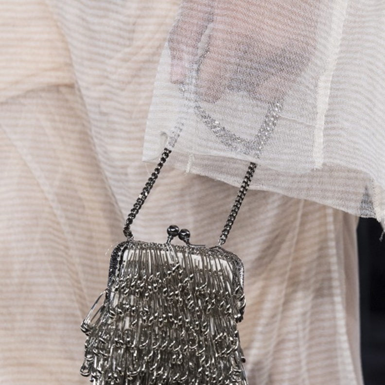 حقائب باللّون الفضي صيحة صيف 2022 للوك جريء بأسلوب Acne المميّز