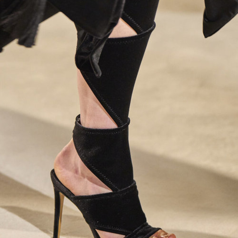 موديلات حذاء أسود كلاسيكي موضة وأناقة لا تنتهي في صيف 2022