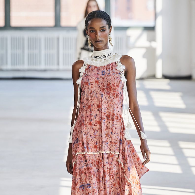 فساتين ماكسي صيفية لاطلالات أنيقة ومريحة 