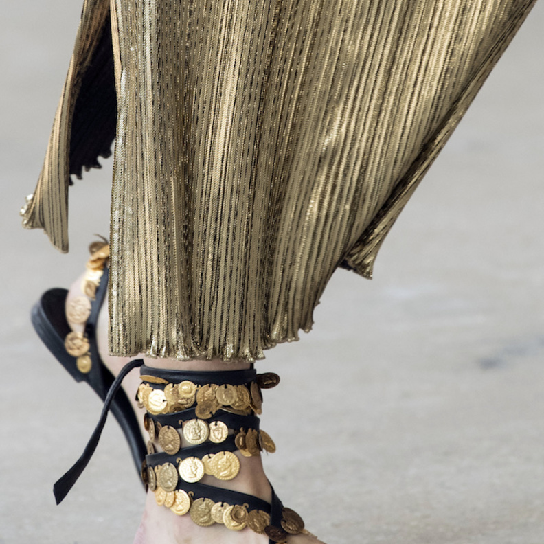 صندل شبابي وكاجوال بصيحة الشرائط والليرات الذهبية من Altuzarra