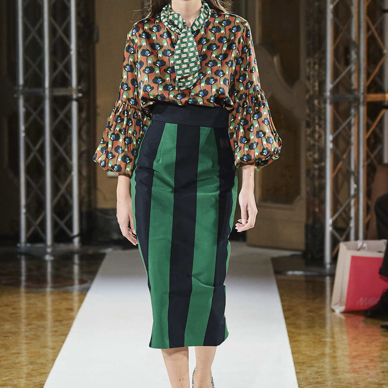 إطلالات محتشمة تناسب ساعات العمل في صيف 2022