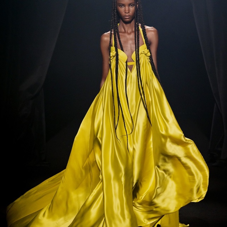 تنسيق إطلالات باللّون الأصفر للوك ساحر في صيف 2022 من Az Factory