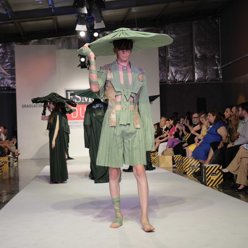 خريجو إسمود دبي 2022 يتألقون في عرض رائع للأزياء