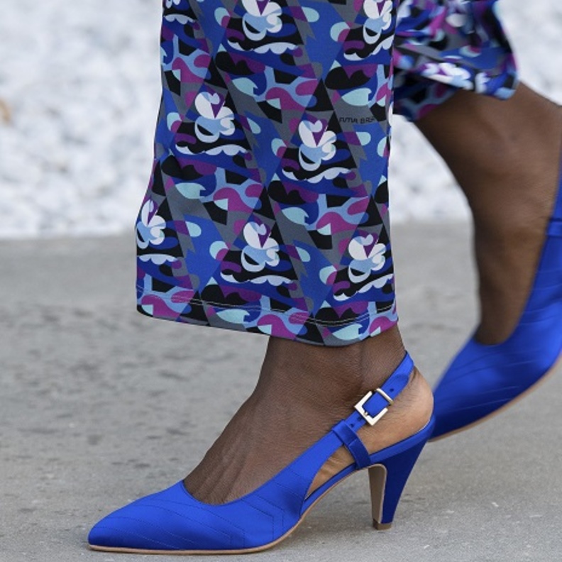 موديلات أحذية زرقاء صيحة صيف 2022 بأسلوب Laura Biagiotti