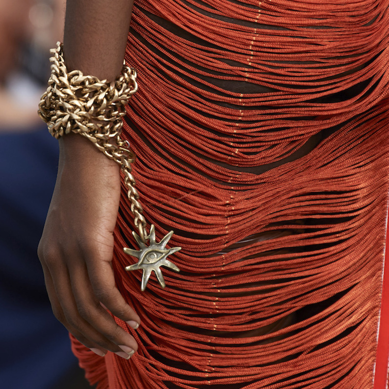 أسلوب السلسلة الذهبيّة الملفوفة والمزيّنة بنجمة وعين بتصميم ملفت من Bronx and Banco