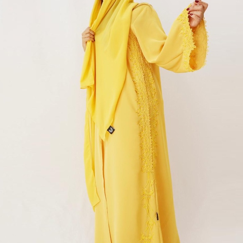لمسات من الدانتيل الأنثوي زيّنت العباية الصفراء الراقية من Clemantra