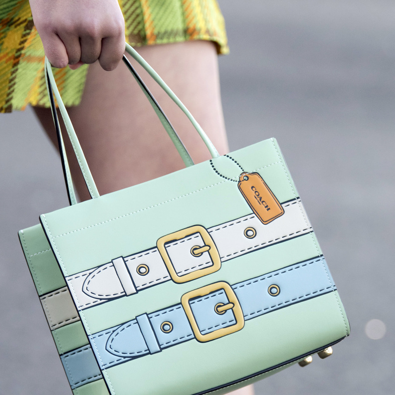 موديلات حقائب يد مشرقة بتدرجات اللون الأخضر الفاتح