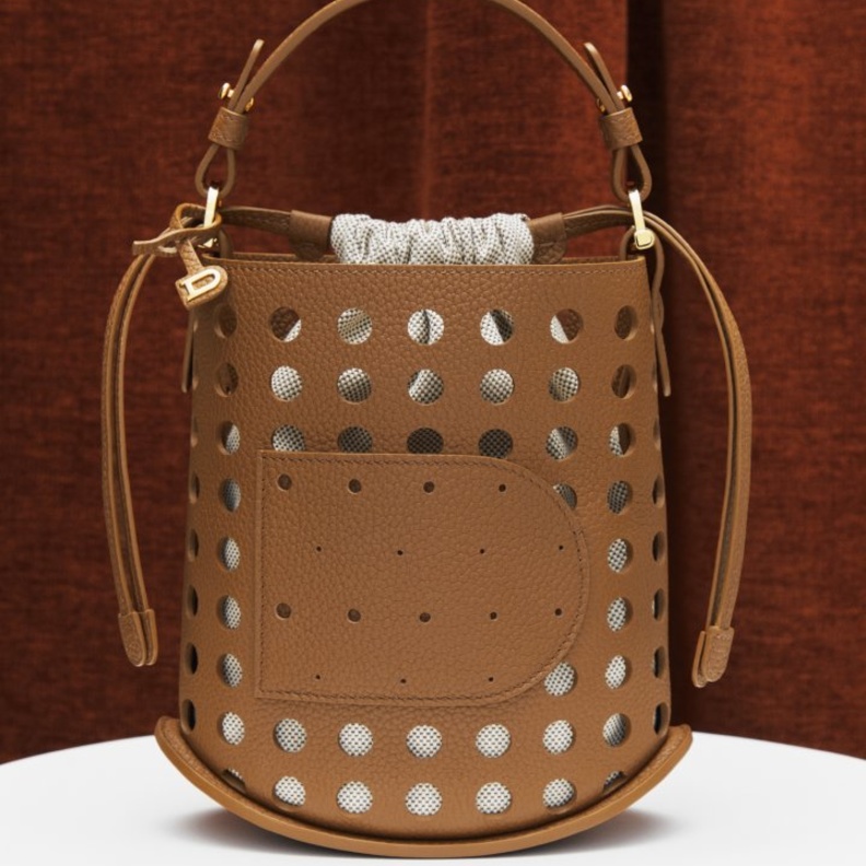 علامة Delvaux العريقة تطلق حقيبة Pin Airess لموسم الصيف