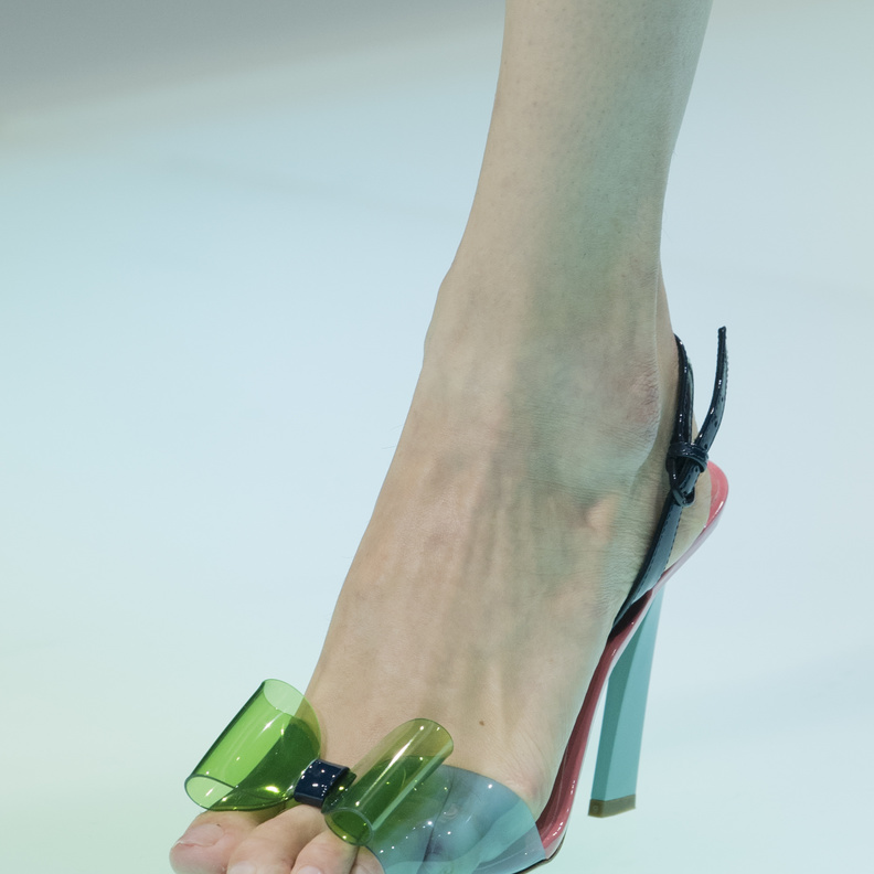 موديلات أحذية شفافة أجدد صيحات صيف 2022