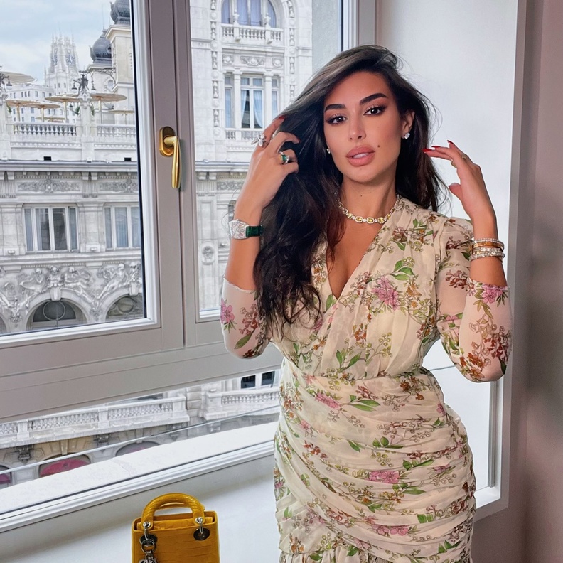 ياسمين صبري تعود الى الفساتين بالنقشات الملونة وتلفت الأنظار بهذا التغيير