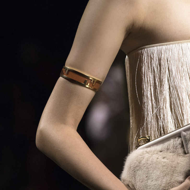 تنسيق أكسسوارات الأساور على أعلى اليد أحدث صيحات الموضة لصيف 2022