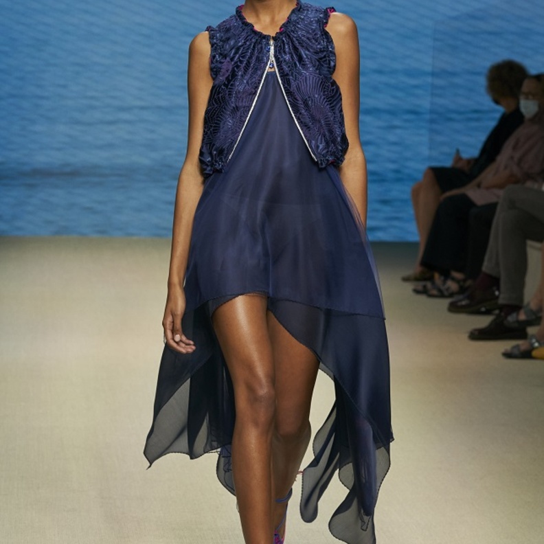 تنسيق إطلالات باللّون الكحلي صيحة موسم صيف 2022 بأسلوب Giorgio Armani