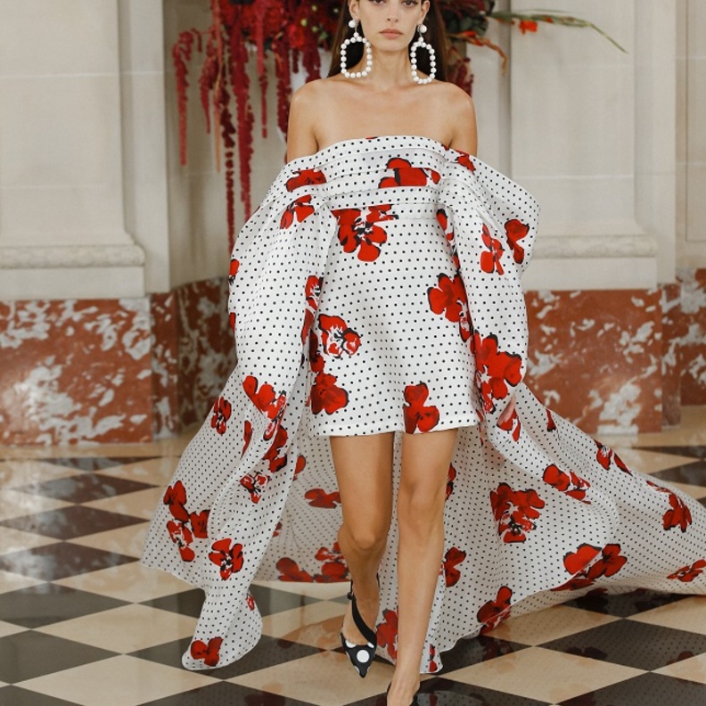 فساتين بنقشة الورود صيحة موسم صيف 2022 بأسلوب Carolina Herrera