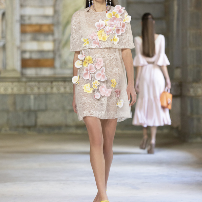 الأنوثة والأسلوب المرهف بفستان راقي وقصير من تصميم Georges Hobeika