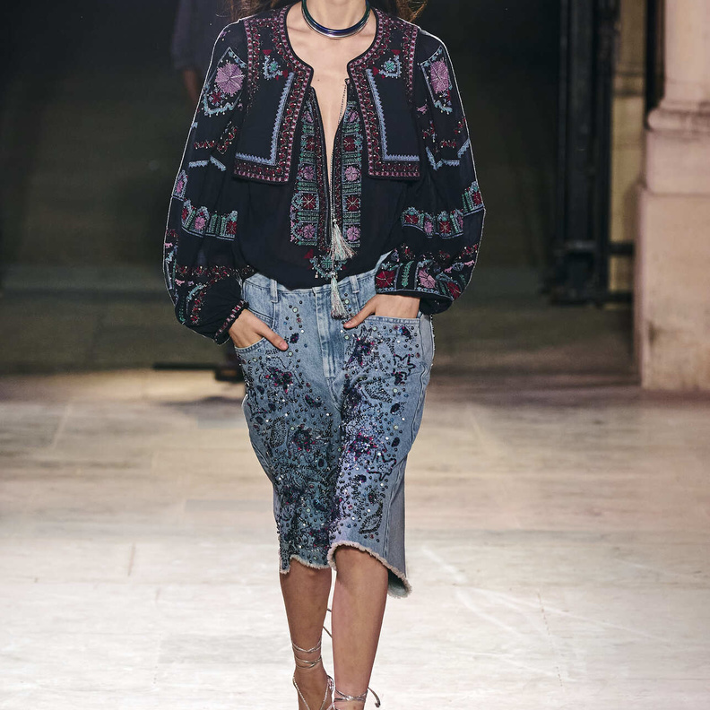 طرق تنسيق موضة شورت الجينز بأساليب شبابية لإطلالات صيف 2022