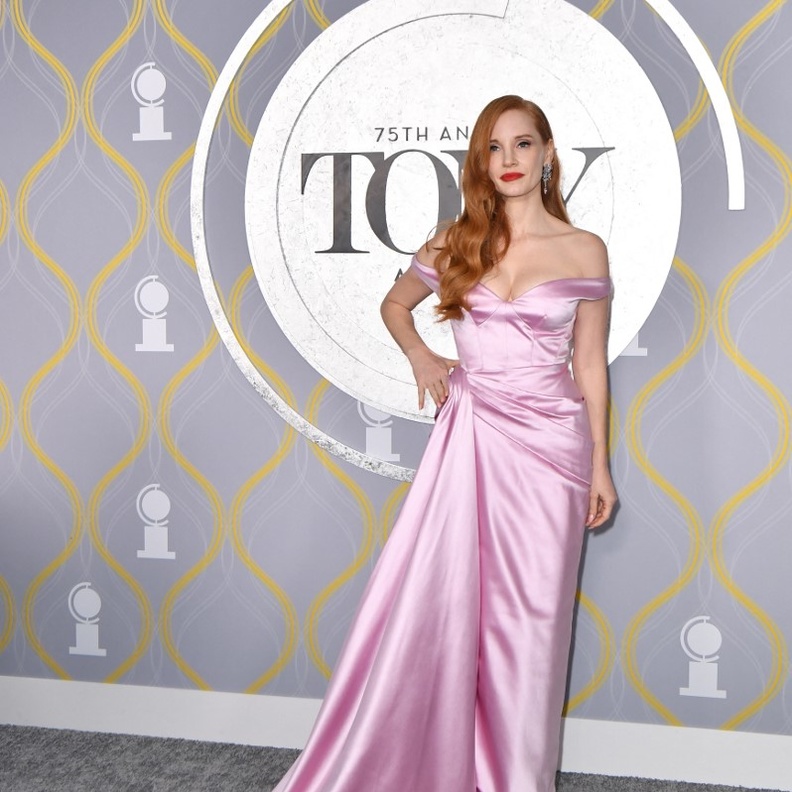 Jessica Chastain أطلت بتصميم غوتشي Gucci باللون الزهري