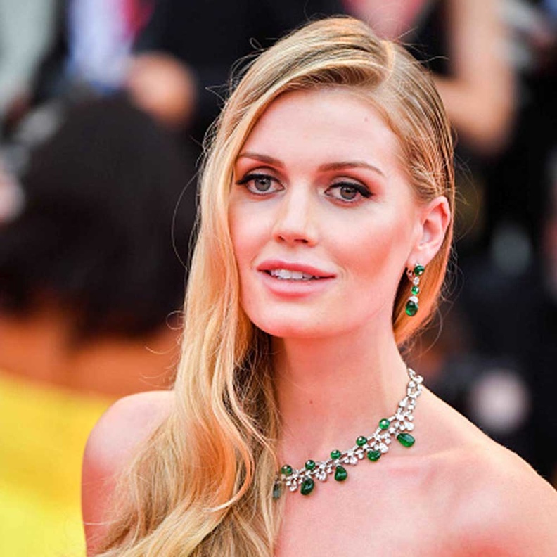 الليدي كيتي سبنسر Lady Kitty Spencer سفيرة علامة بولغاري Bvlgari تتألق بقلادة فاخرة