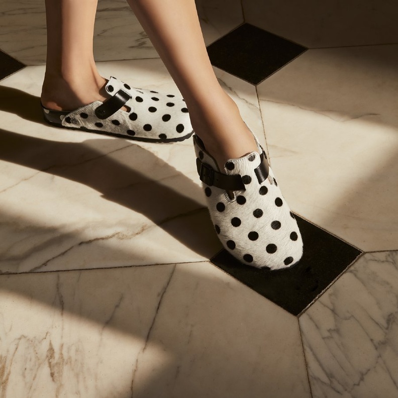 تصاميم "مانولو بلاهنيك" الجديدة بالتعاون معBirkenstock