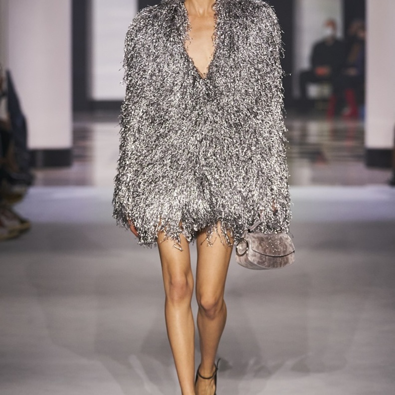 تنسيق إطلالات مع اللّون الفضي للوكة مميّز لصيف 2022 من Lanvin