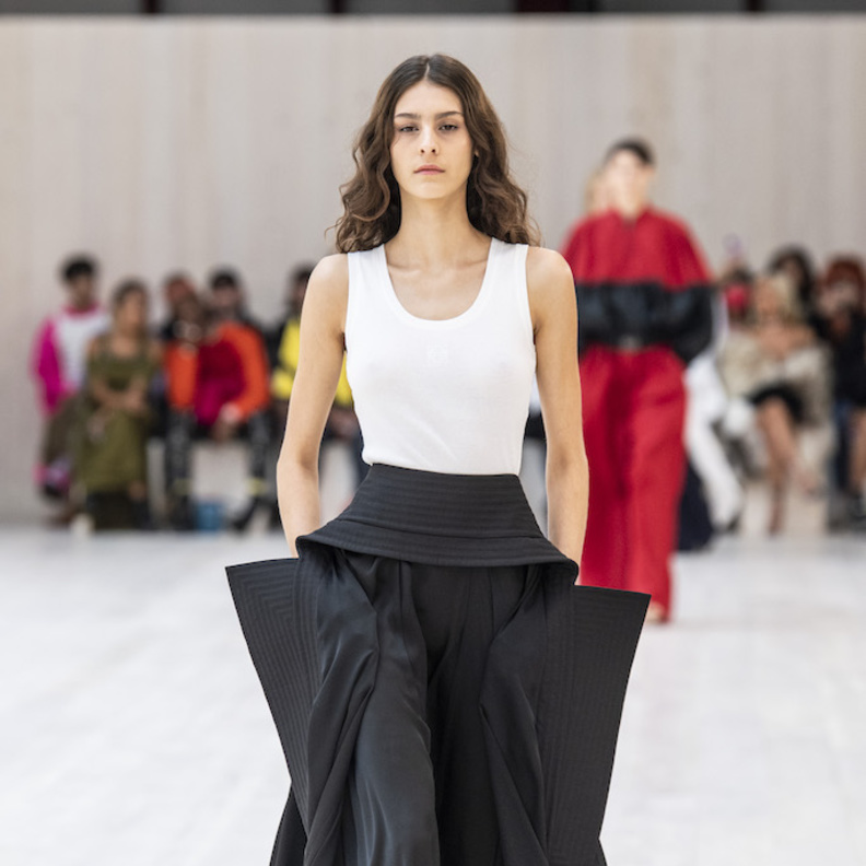 أفكار لتنسيق الاسود مع الابيض  لاطلالات صيف 2022