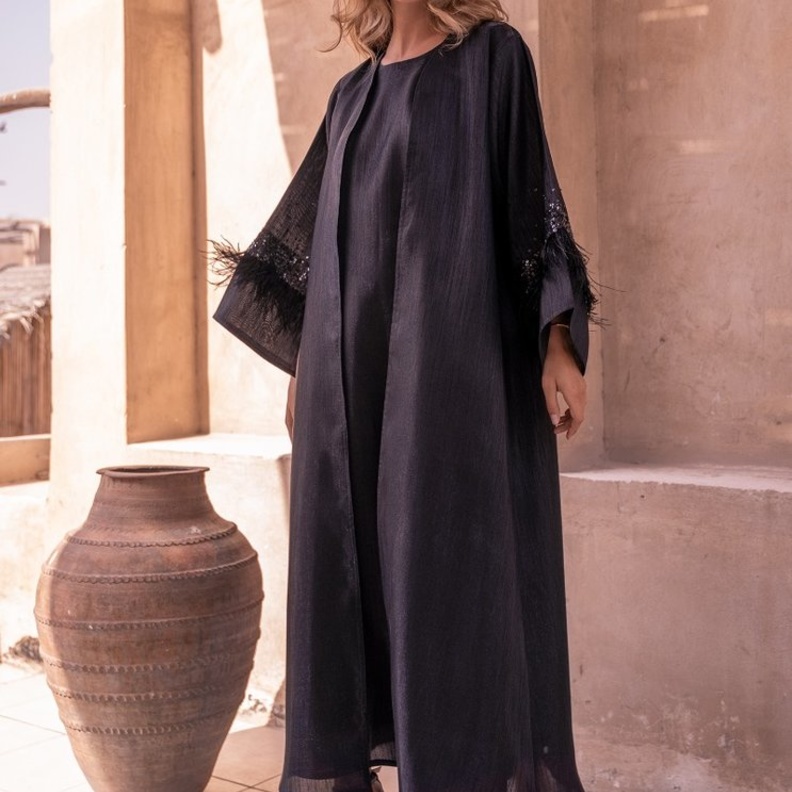 موديلات عبايات مطرزة بالريش لعيد الأضحى 2022