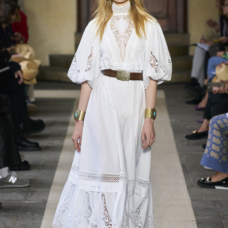 موديلات فساتين باللون الأبيض لإطلالة منعشة في صيف 2022