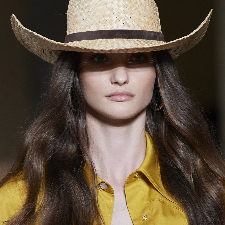 3 صيحات قبعات بتدرجات اللون البيج سترافق إطلالات صيف 2022