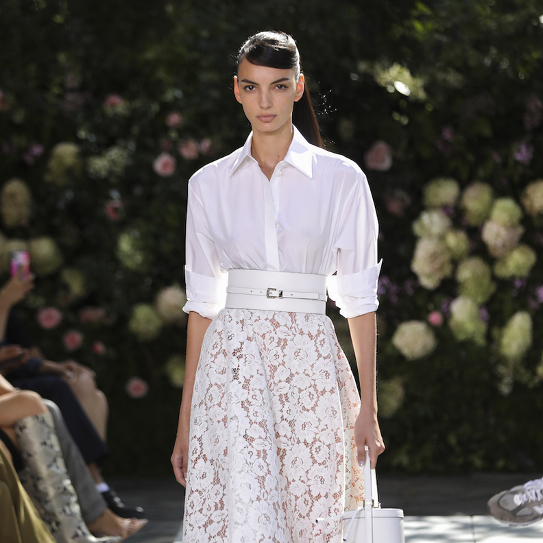 أجمل تصاميم القميص الأبيض العصرية منها والكلاسيكية 