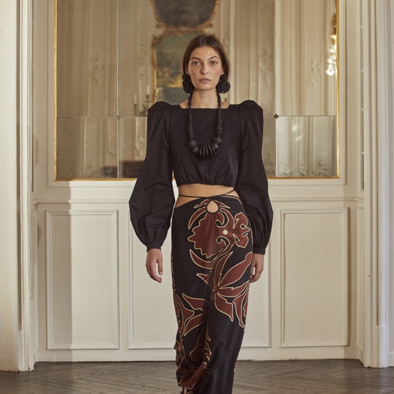 إطلالات بألوان ترابية مميّزة ولافتة من Ortiz