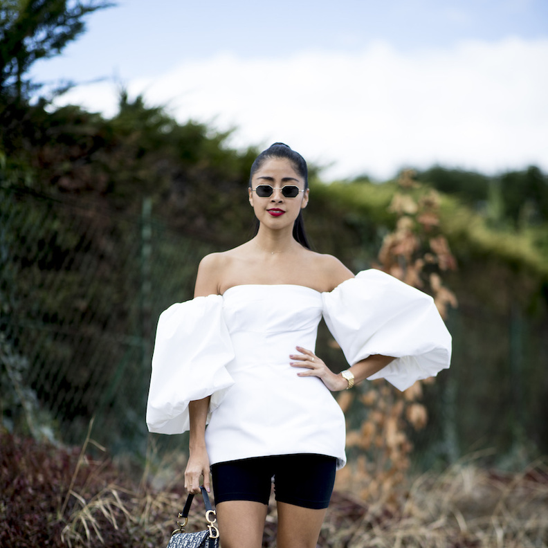 اطلالات صيفية في بلايز اوف شولدرز موضة صيف 2022