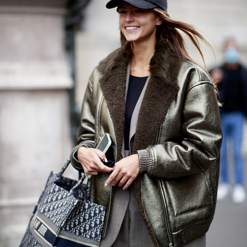 حقائب يد كبيرة 2022 رائجة بتنسيقات مختلفة بأساليب متنوعة من Street style