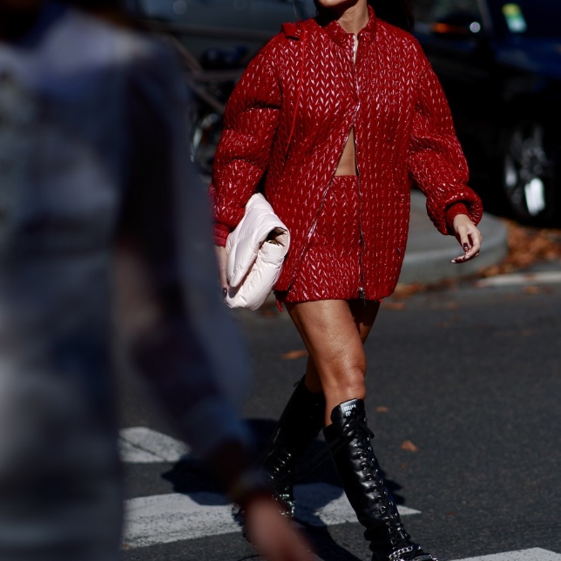 تنسيق إطلالات باللّون الأحمر للوك عصري لافت بأسلوب Street style