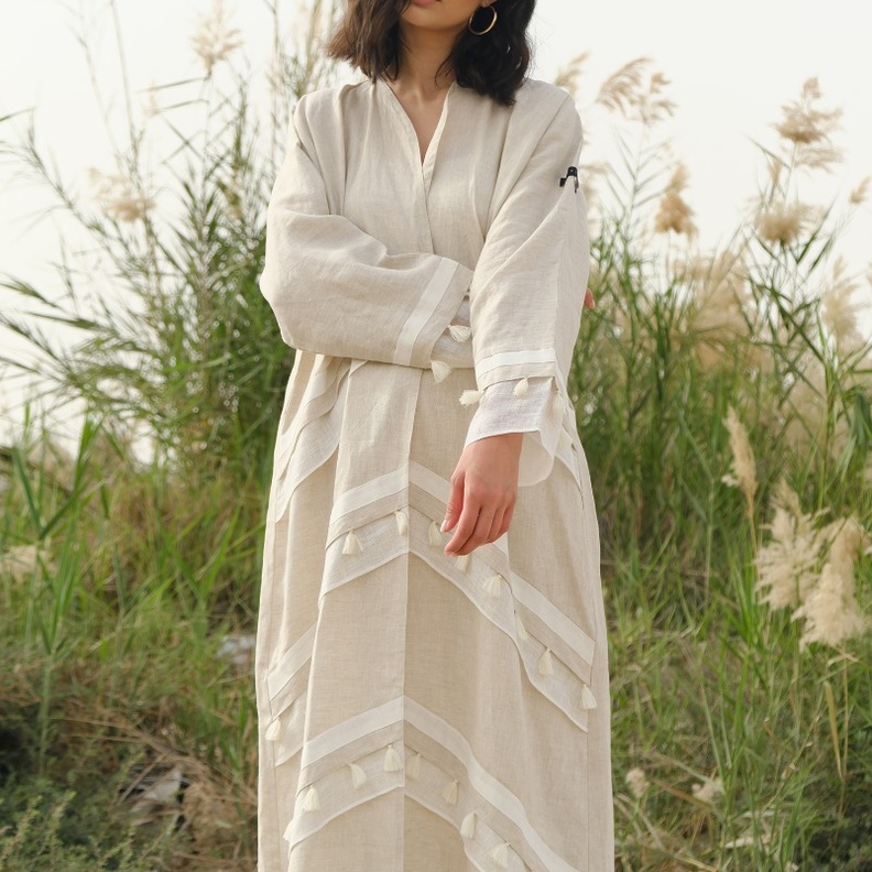 عباية شبابية باللونين البيج الفاتح والأبيض مع لمسات جذابة من Privilege Official