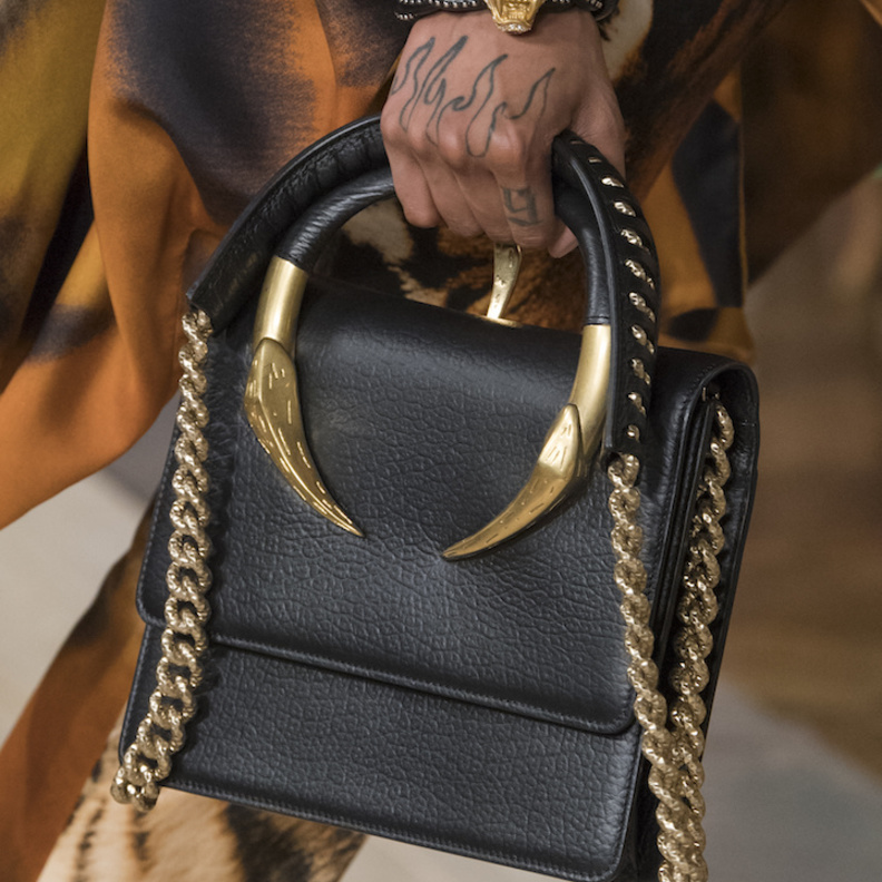 تصميم إيدجي من الجلد الأسود مع اللمسات المعدنية الذهبية من Roberto Cavalli 