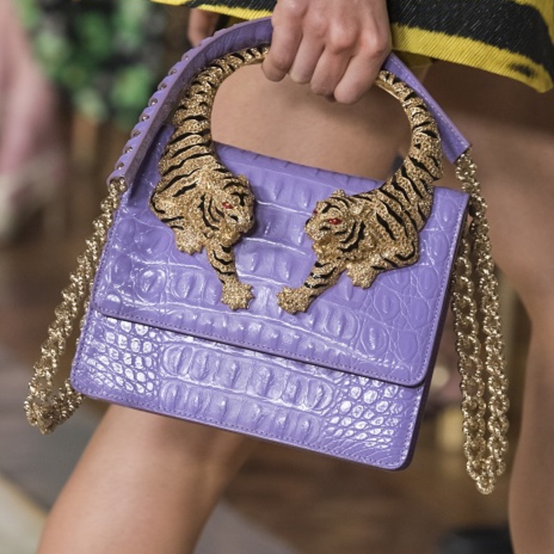 موديلات حقائب باللّون البنفسجي صيحة صيف 2022 من Roberto Cavalli