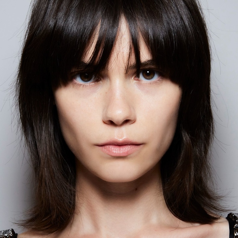 أجدد قصات شعر للصبايا موضة صيف 2022 من عروض الأزياء