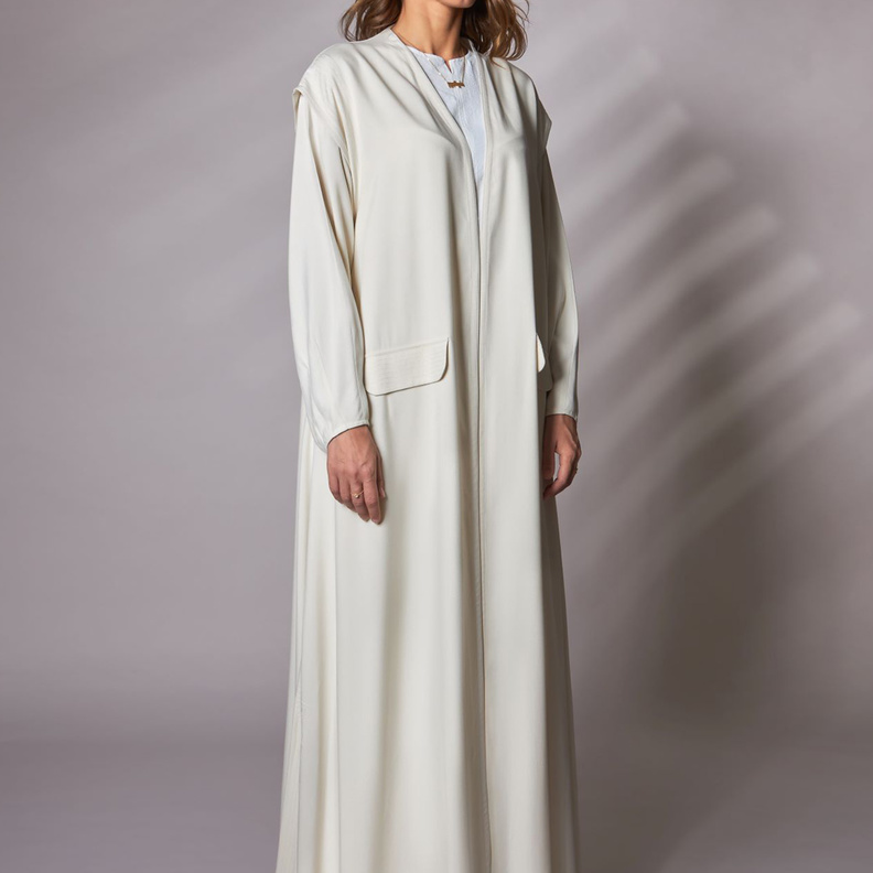 البساطة والهدوء بالعباية باللون العاجي من تصميم Sadel