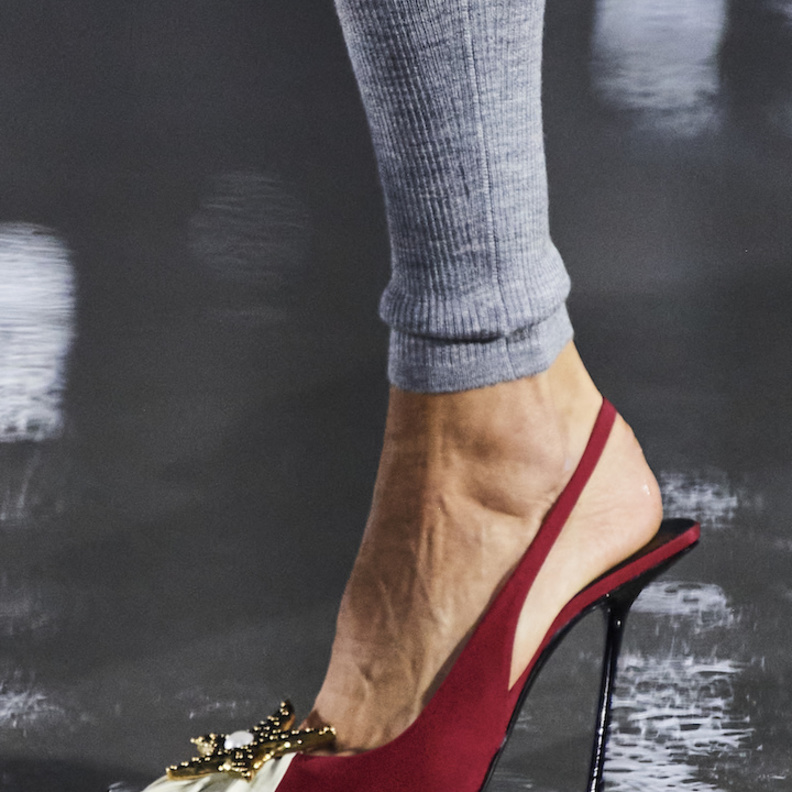 الأكسسوارات المعدنية الجذابة برزت بحذاء مدبب بالأبيض والأحمر من Saint Laurent